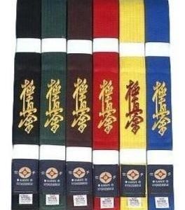 Vienkrāsu jostas ar Kyokushinkai kandžī un KO-1 emblēmu