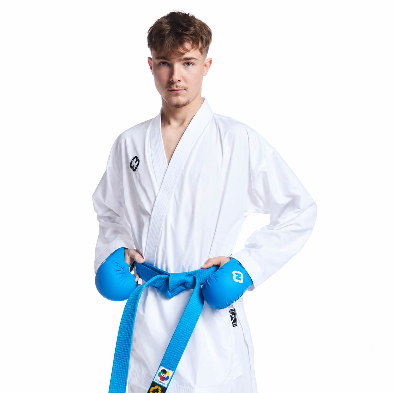 Karate sportista baltā studijā