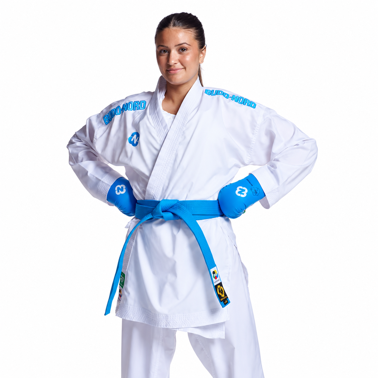Karate sportiste zilā ekipējumā